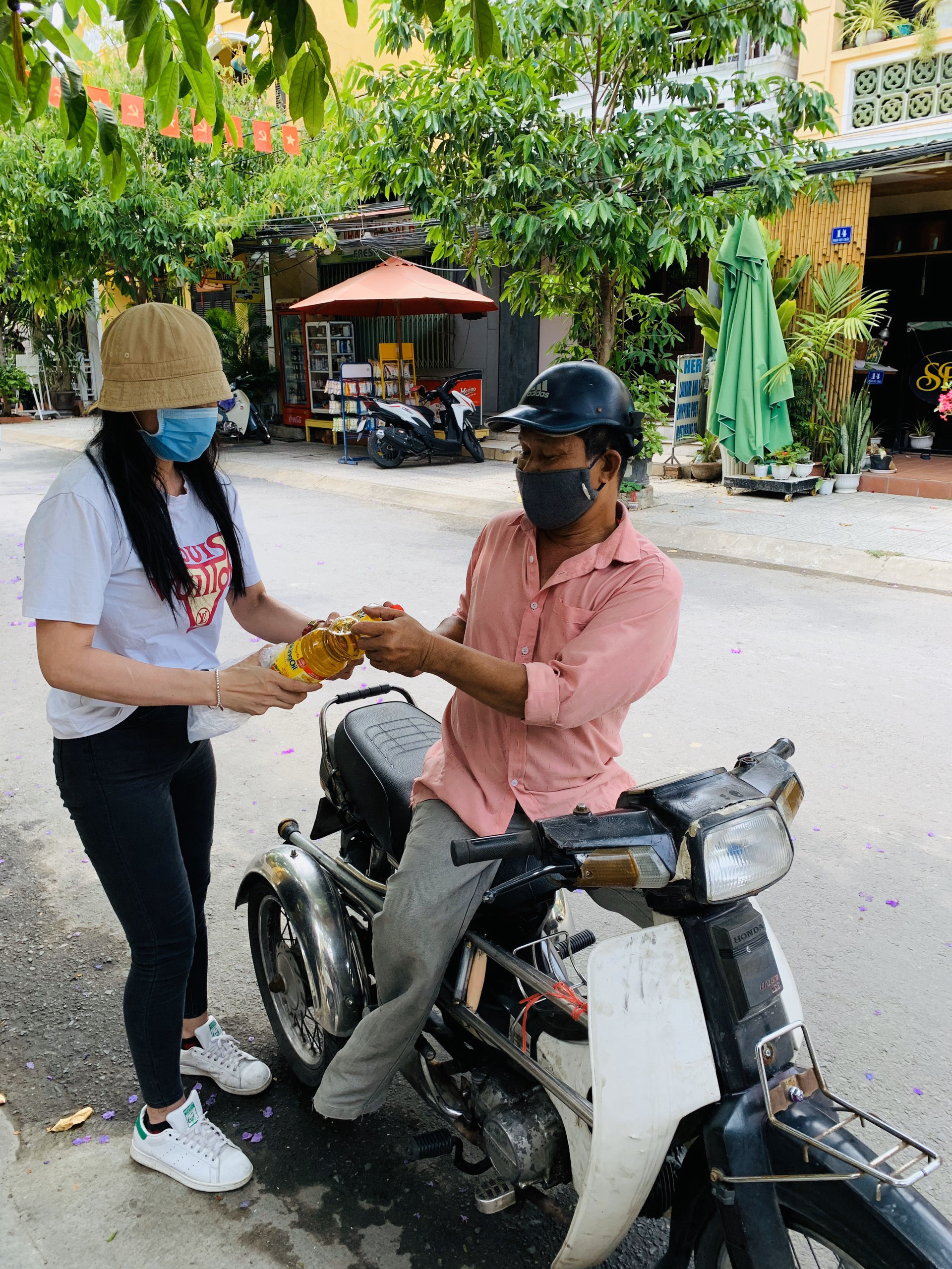 Trần Tiểu Vy đeo khẩu trang, tự tay phát 1 tấn gạo cho người nghèo ở quê nhà - Ảnh 9.