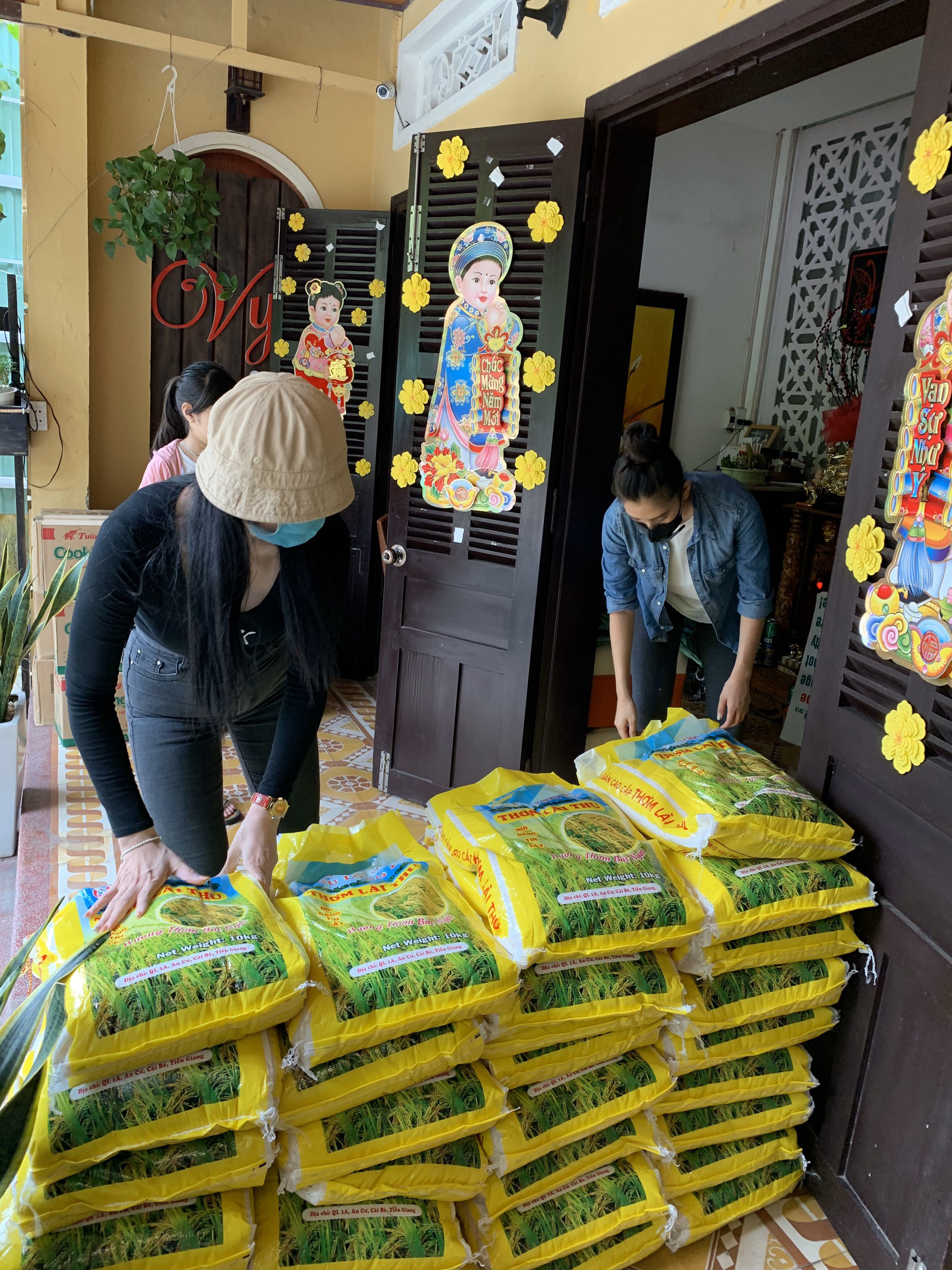 Trần Tiểu Vy đeo khẩu trang, tự tay phát 1 tấn gạo cho người nghèo ở quê nhà - Ảnh 3.
