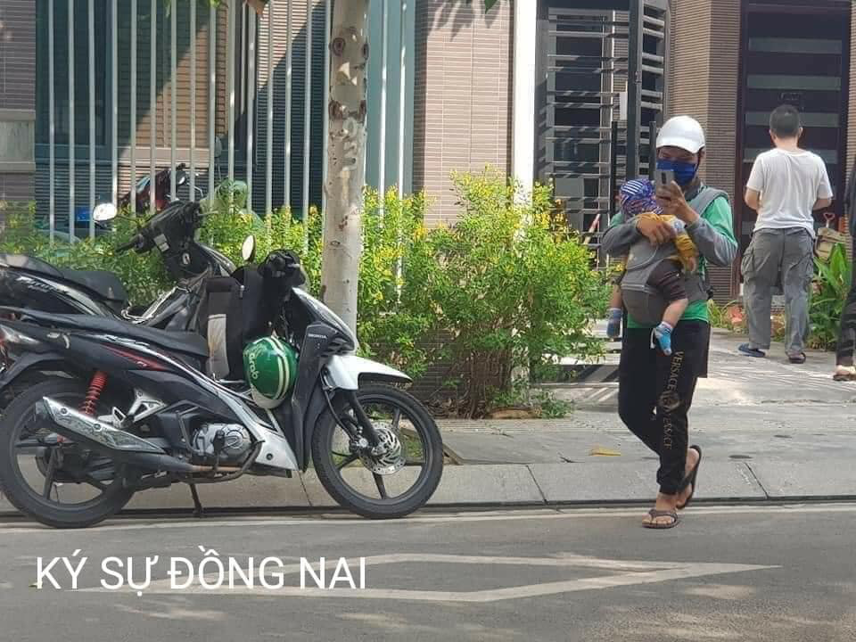 Ông bố trẻ đi giao hàng và hình ảnh trước ngực áo khiến tất cả lặng người - Ảnh 2.