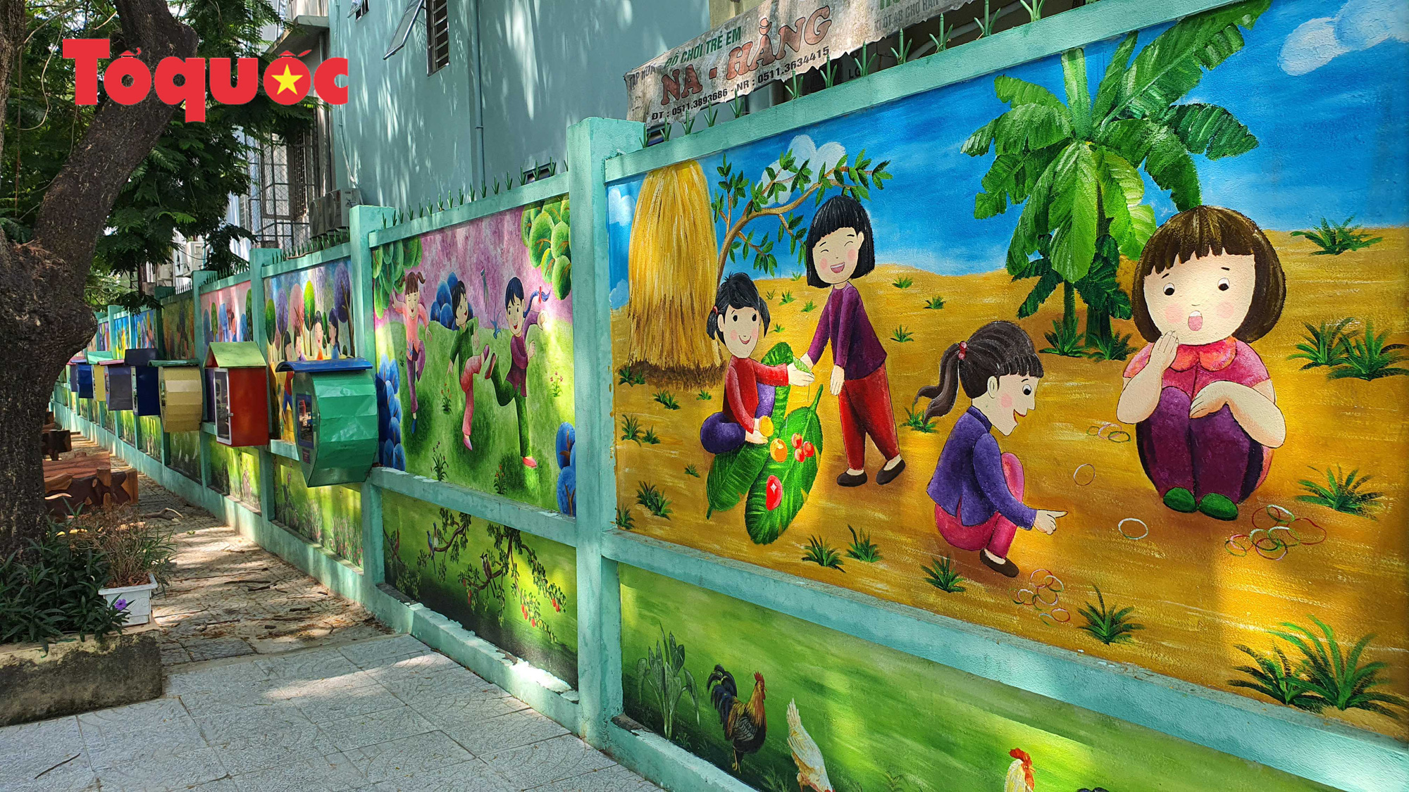 Trang trí tường bằng những bức tranh vẽ tay đầy màu sắc đã trở thành một xu hướng và được ưa chuộng trên toàn thế giới. Vẽ tranh tường tiểu học là một trong những dịch vụ vẽ tranh tường đang được nhiều người lựa chọn, giúp các em học sinh có môi trường học tập đầy sáng tạo và độc đáo.