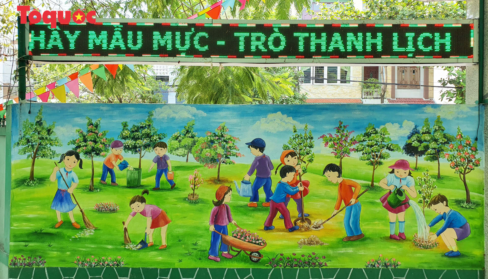 Nét vẽ từ các học sinh và thầy giáo với mong muốn tạo ra những bức tranh đẹp sẽ góp phần làm đẹp thêm cuộc sống. Hãy cùng xem các bức tranh và tìm hiểu thêm về truyền thống văn hóa vẽ tranh của Việt Nam.