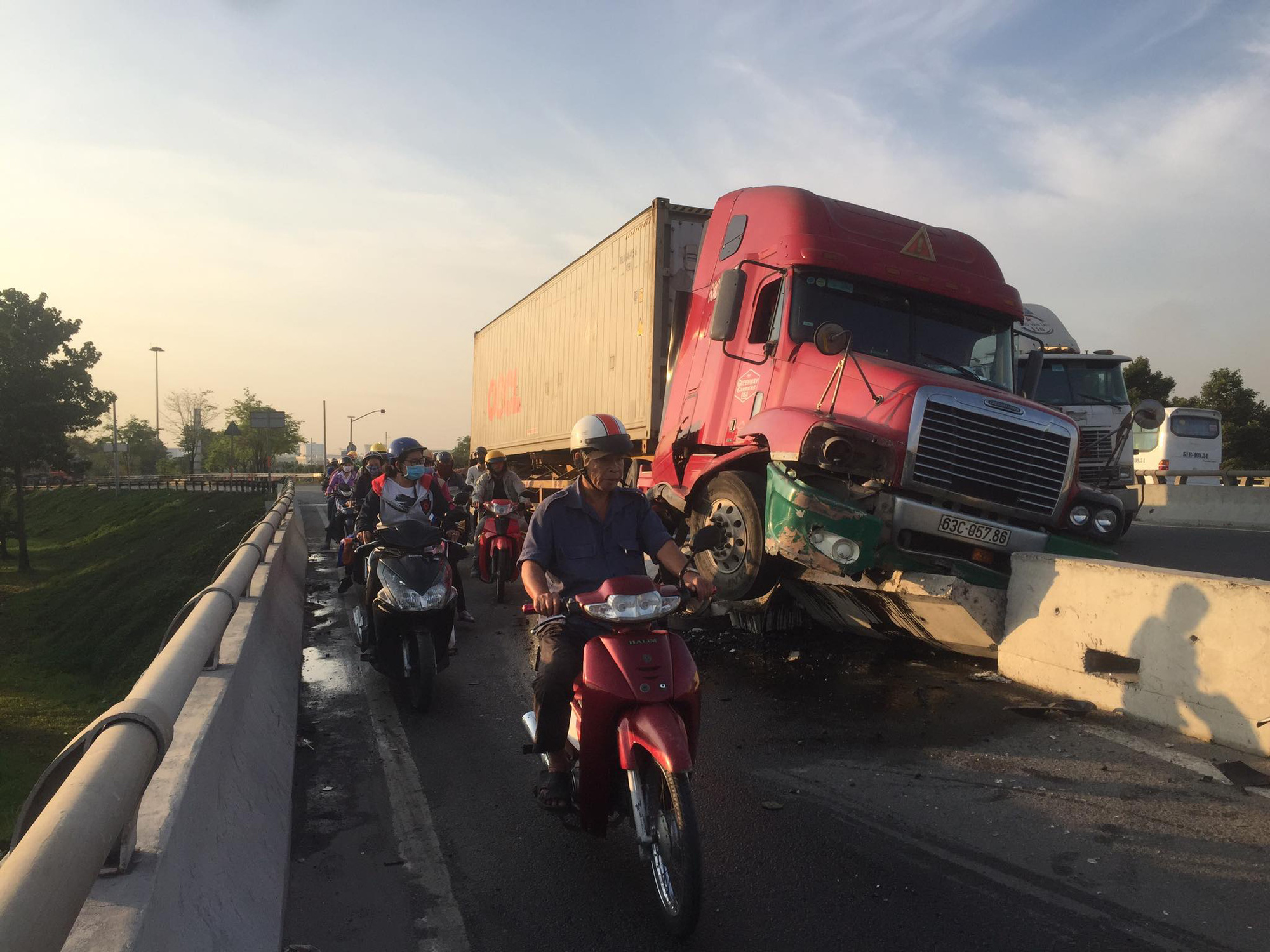 Vì sao tai nạn giao thông ở Sài Gòn diễn biến phức tạp, tăng cao trong mùa dịch Covid-19? - Ảnh 1.