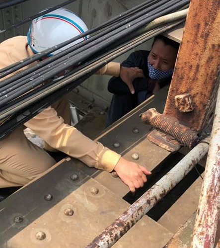 Hà Nội: Buồn chán chuyện gia đình ra cầu Long Biên tự tử, được chốt kiểm tra Covid-19 cứu - Ảnh 1. Hà Nội: Buồn chán chuyện gia đình ra cầu Long Biên tự tử, được chốt kiểm tra Covid-19 cứu - Ảnh 1.