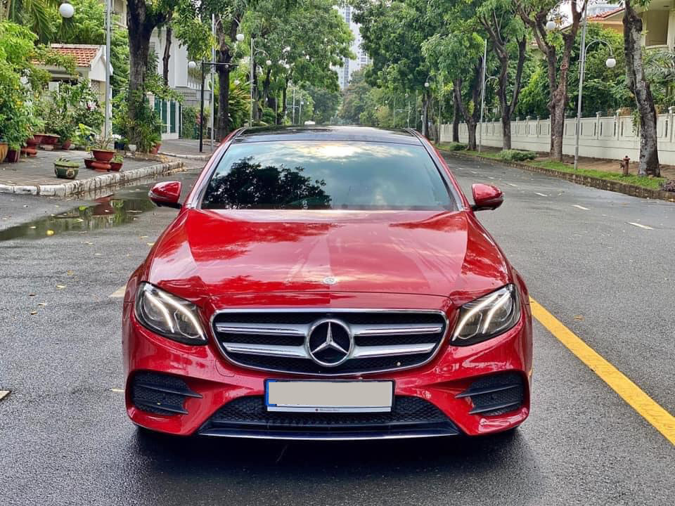 Bán Mercedes-Benz E 300 nhập khẩu mùa Covid-19, đại gia Việt hạ giá xe rẻ ngang tiền lăn bánh C 300 AMG lắp ráp - Ảnh 1.