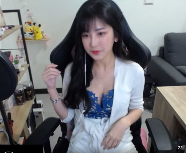 Chỉ mặc nội y rồi khoác áo ngoài lên sóng, cô nàng streamer suýt thì qua mặt được nền tảng, nhưng vẫn ăn án phạt ngay sau đó - Ảnh 1.