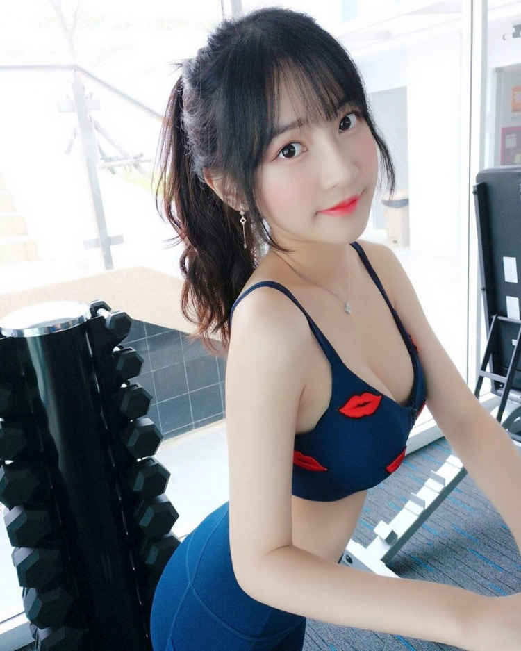 Chỉ mặc nội y rồi khoác áo ngoài lên sóng, cô nàng streamer suýt thì qua mặt được nền tảng, nhưng vẫn ăn án phạt ngay sau đó - Ảnh 7.