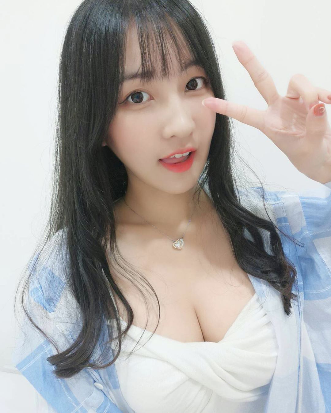 Chỉ mặc nội y rồi khoác áo ngoài lên sóng, cô nàng streamer suýt thì qua mặt được nền tảng, nhưng vẫn ăn án phạt ngay sau đó - Ảnh 8.