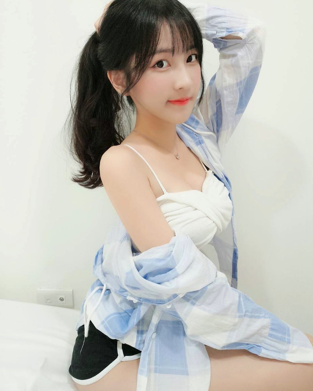 Chỉ mặc nội y rồi khoác áo ngoài lên sóng, cô nàng streamer suýt thì qua mặt được nền tảng, nhưng vẫn ăn án phạt ngay sau đó - Ảnh 9.