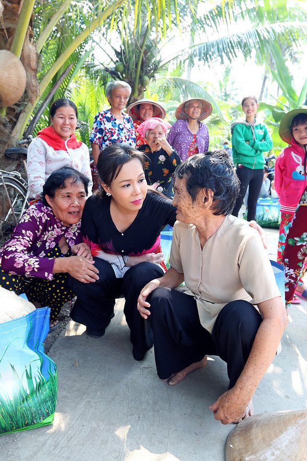 Nghệ sĩ Việt Hương có hành động ý nghĩa với người dân nghèo giữa mùa dịch - Ảnh 3.