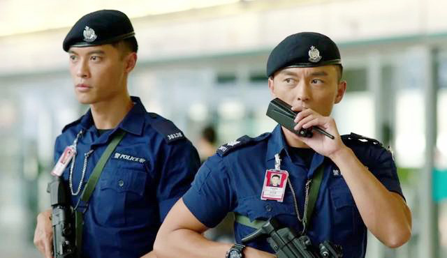 "Đặc cảnh sân bay" trên TVB: Hé lộ màn bắt cướp của đội cảnh sát đẹp trai cực phẩm, xuất hiện cảnh nóng gây đỏ mặt - Ảnh 4.