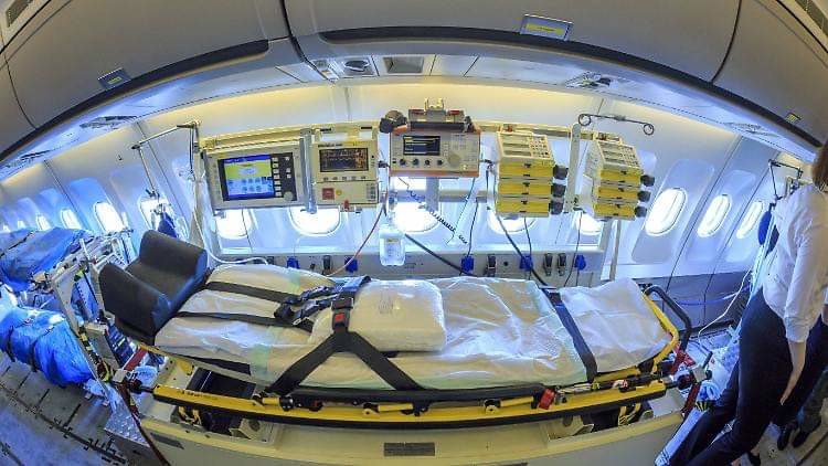 Mục sở thị bên trong "bệnh viện bay" chuyên chở bệnh nhân nhiễm Covid-19 hiện đại bậc nhất thế giới, trang thiết bị y khoa không khác gì bệnh viện trên mặt đất - Ảnh 5.