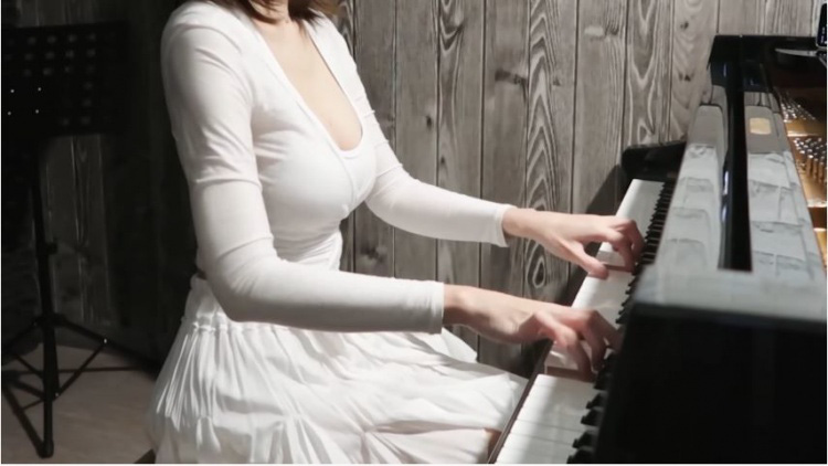 Đeo khẩu trang và ngồi chơi piano trên sóng, nữ Youtuber khiến cộng đồng mạng ngỡ ngàng với nhan sắc thật - Ảnh 3.