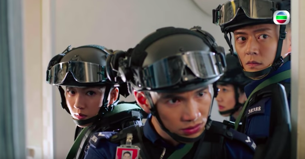 "Đặc cảnh sân bay" trên TVB: Hé lộ màn bắt cướp của đội cảnh sát đẹp trai cực phẩm, xuất hiện cảnh nóng gây đỏ mặt - Ảnh 11.