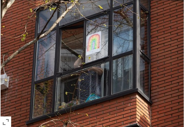 Cứ tưởng vẽ chơi, ai ngờ những "tác phẩm" cầu vồng của trẻ được dán trên cửa sổ lại mang thông điệp đầy ý nghĩa: Mọi chuyện sẽ ổn - Ảnh 3.