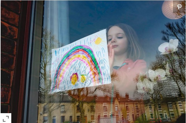 Cứ tưởng vẽ chơi, ai ngờ những "tác phẩm" cầu vồng của trẻ được dán trên cửa sổ lại mang thông điệp đầy ý nghĩa: Mọi chuyện sẽ ổn - Ảnh 1.