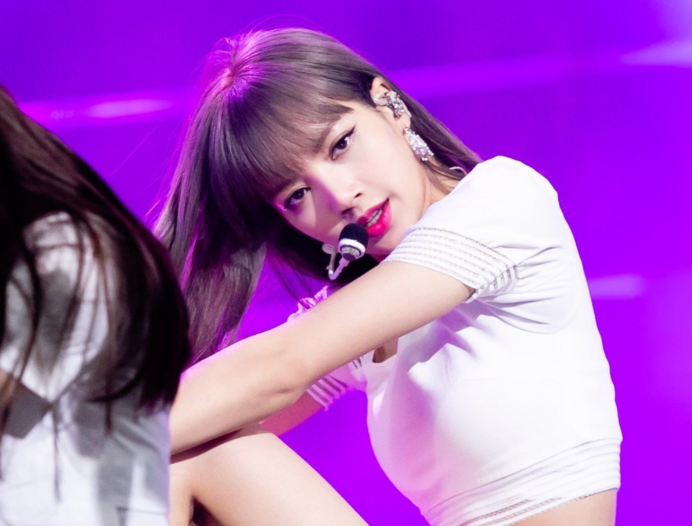 Muốn rớt liêm sỉ vì ảnh mới khoe body bốc lửa của Lisa (BLACKPINK), nhưng ai để ý phần mái chẳng còn bất biến không? - Ảnh 10.