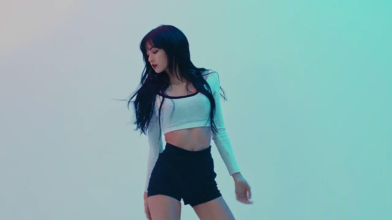 Muốn rớt liêm sỉ vì ảnh mới khoe body bốc lửa của Lisa (BLACKPINK), nhưng ai để ý phần mái chẳng còn bất biến không? - Ảnh 3.