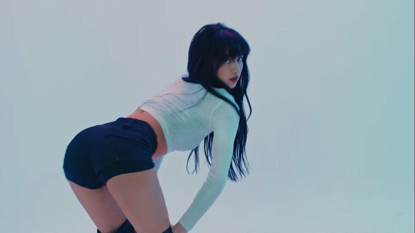 Muốn rớt liêm sỉ vì ảnh mới khoe body bốc lửa của Lisa (BLACKPINK), nhưng ai để ý phần mái chẳng còn bất biến không? - Ảnh 6.