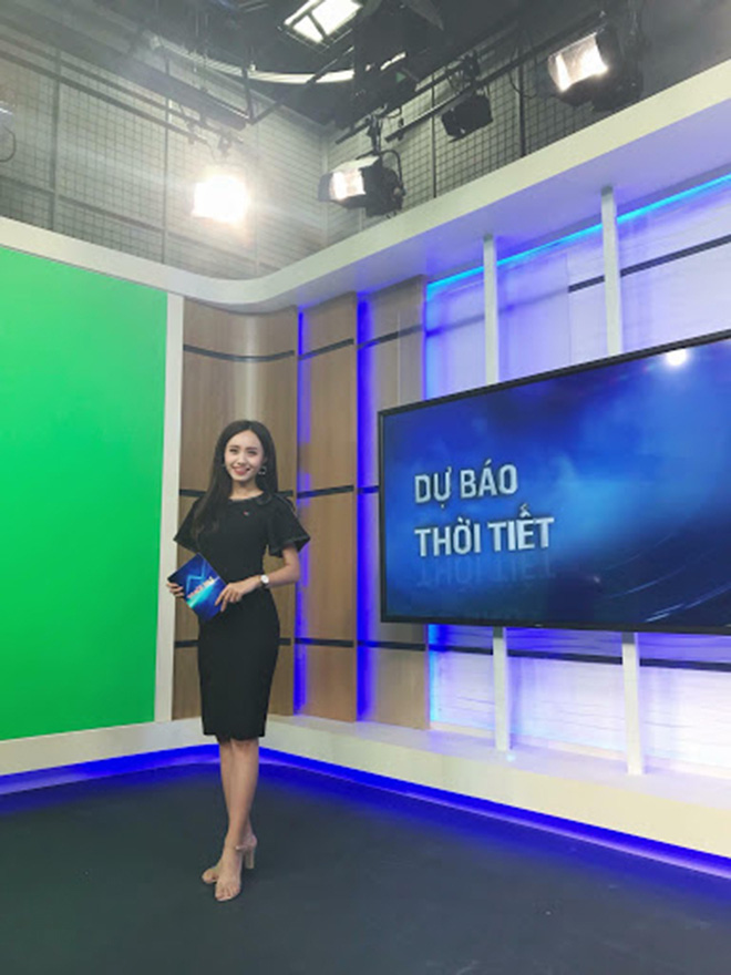 Hình ảnh gây cười khi làm chương trình của BTV thời tiết xinh đẹp - Ảnh 11. Hình ảnh gây cười khi làm chương trình của BTV thời tiết xinh đẹp - Ảnh 11.
