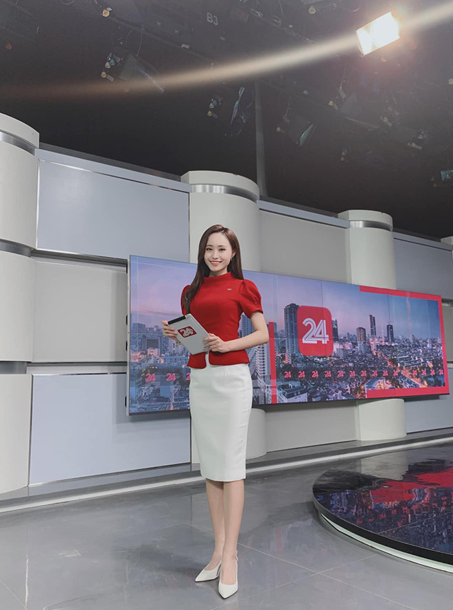 Hình ảnh gây cười khi làm chương trình của BTV thời tiết xinh đẹp - Ảnh 12. Hình ảnh gây cười khi làm chương trình của BTV thời tiết xinh đẹp - Ảnh 12.