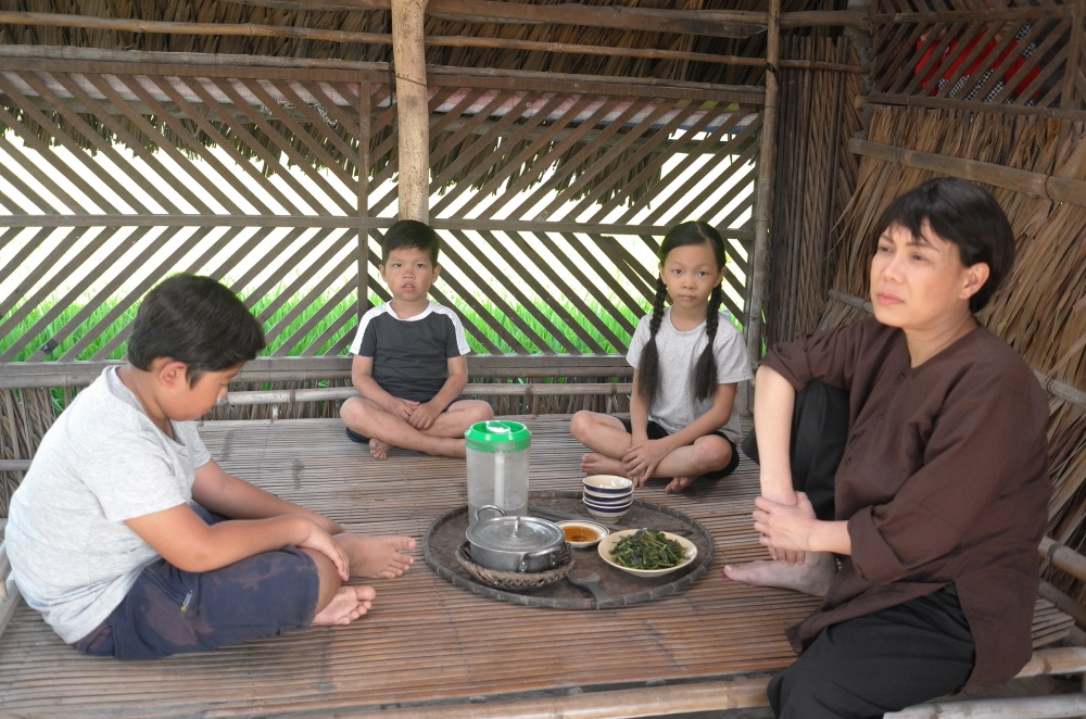Vì quá nặng lòng với những vai diễn về mẹ nên Việt Hương đã xin phép đạo diễn cho mình được đóng vài phân cảnh người mẹ khi trẻ trong những đoạn kể về kí ức.