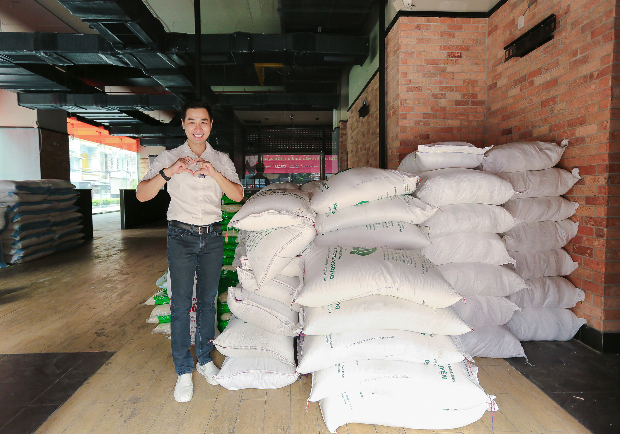 MC Nguyên Khang kêu gọi được hơn 11 tấn gạo giúp đỡ người nghèo - Ảnh 1.