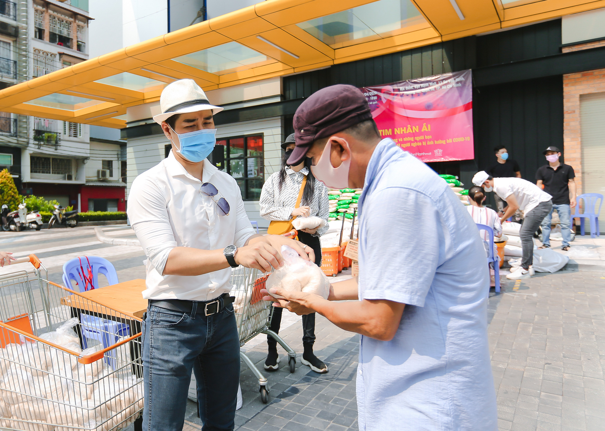 MC Nguyên Khang kêu gọi được hơn 11 tấn gạo giúp đỡ người nghèo - Ảnh 9.