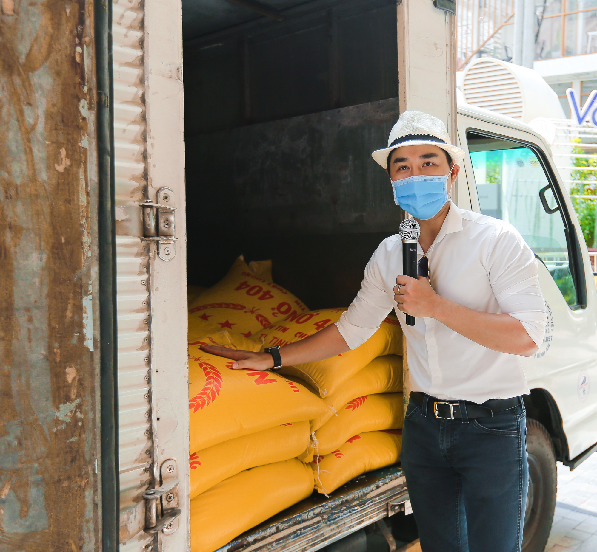 MC Nguyên Khang kêu gọi được hơn 11 tấn gạo giúp đỡ người nghèo - Ảnh 2.