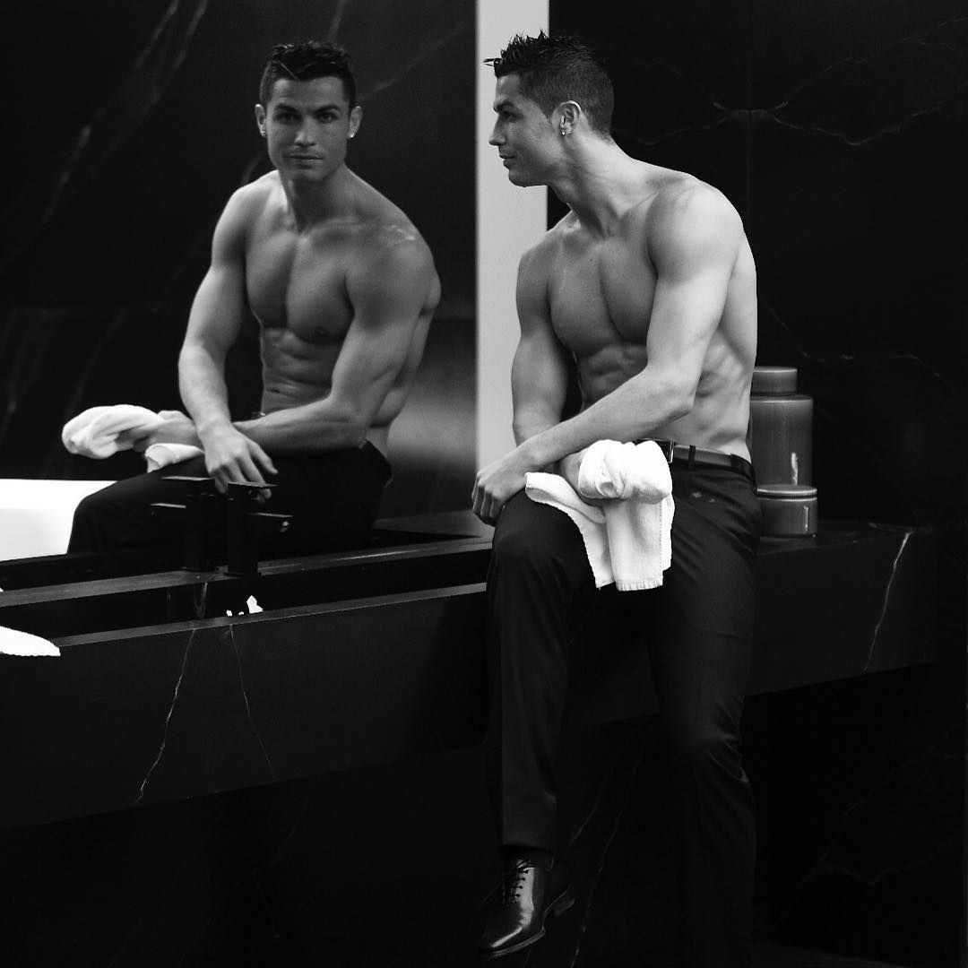 Ronaldo và những ngày không quên ở MU (kỳ 2): “Chàng hoàng tử” luôn ngắm mình trước gương và tự hỏi thế gian này ai đẹp bằng ta - Ảnh 4. Ronaldo và những ngày không quên ở MU (kỳ 2): “Chàng hoàng tử” luôn ngắm mình trước gương và tự hỏi thế gian này ai đẹp bằng ta - Ảnh 4.