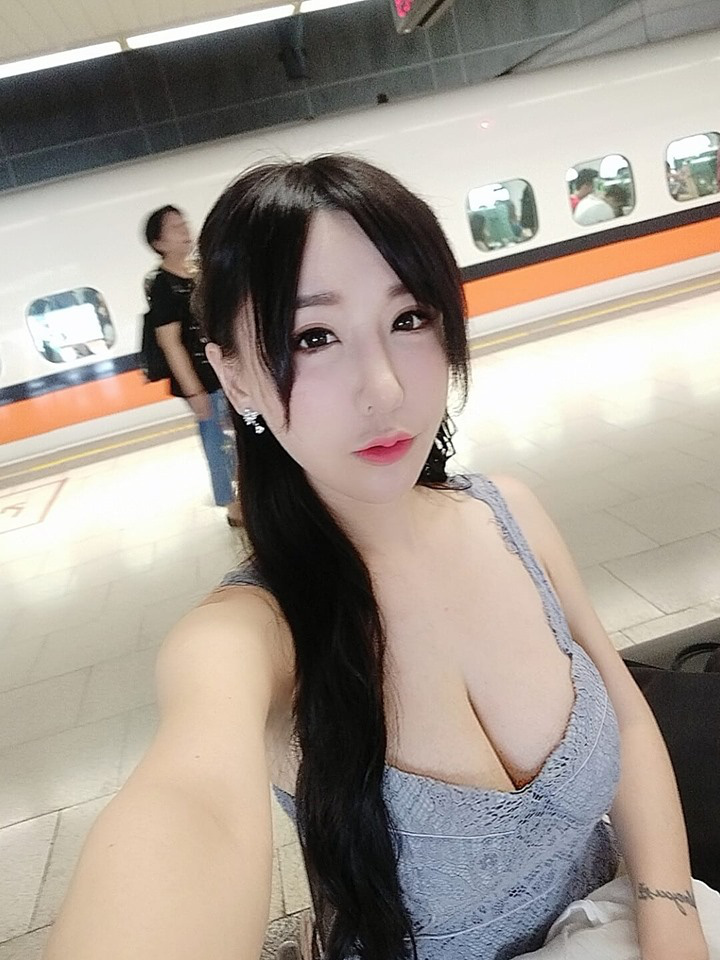Hot girl diện váy xẻ ngực đứng bán bánh khiến dân tình suýt xoa: Làm nghề này quá phí - Ảnh 8.