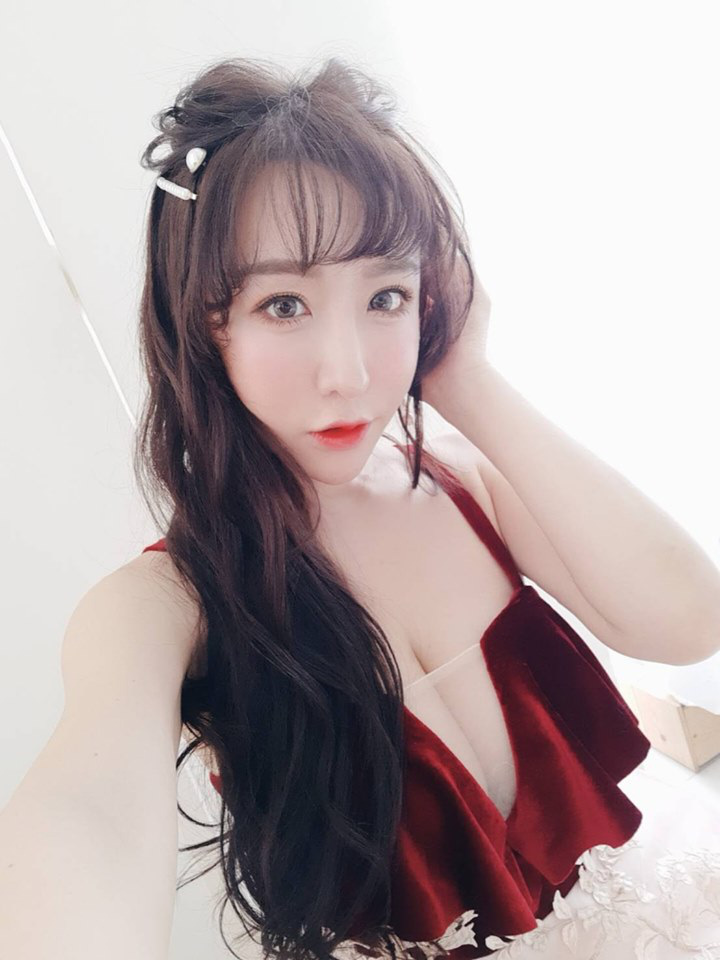 Hot girl diện váy xẻ ngực đứng bán bánh khiến dân tình suýt xoa: Làm nghề này quá phí - Ảnh 11.