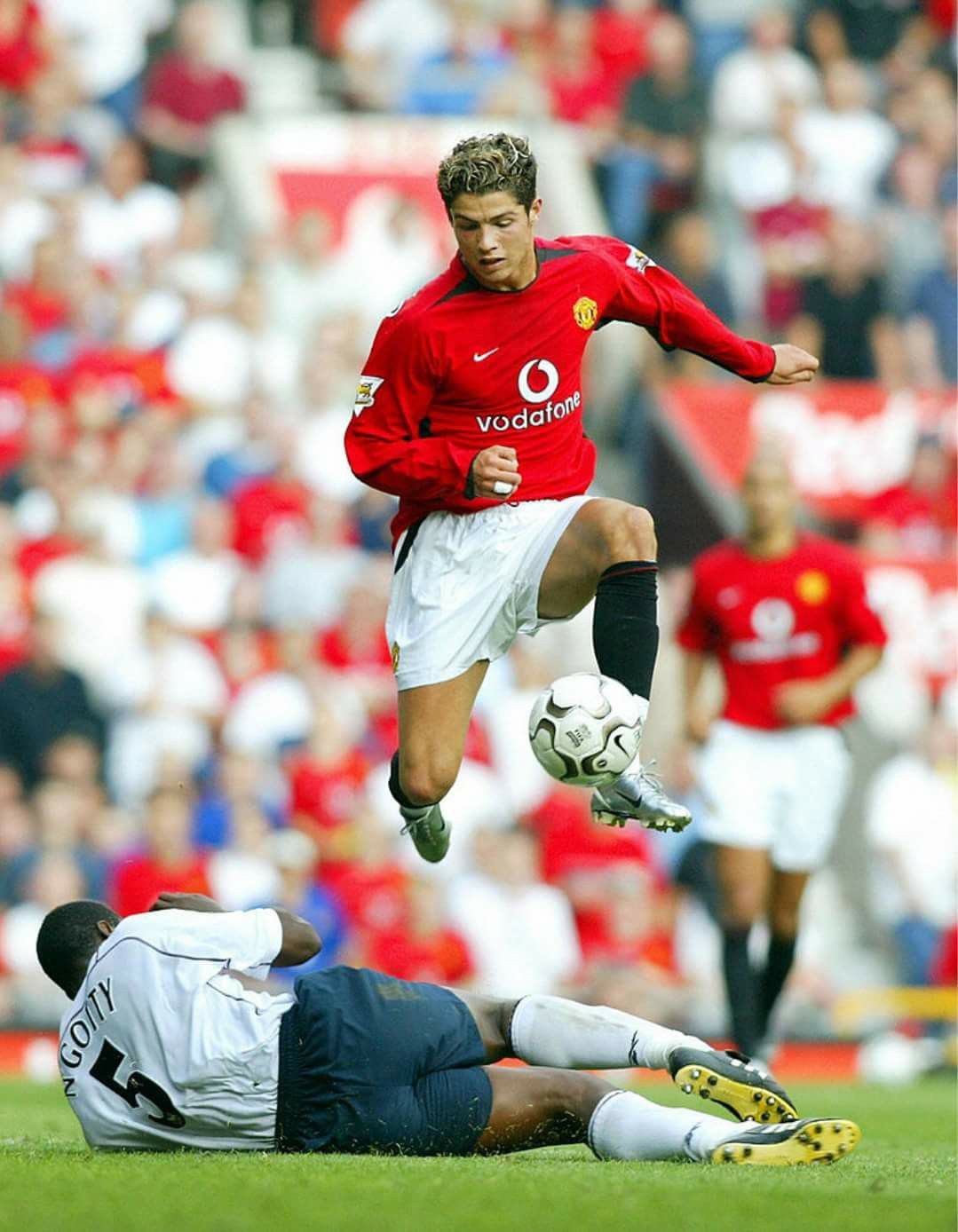 Ronaldo và những ngày không quên ở MU (kỳ 2): “Chàng hoàng tử” luôn ngắm mình trước gương và tự hỏi thế gian này ai đẹp bằng ta - Ảnh 2. Ronaldo và những ngày không quên ở MU (kỳ 2): “Chàng hoàng tử” luôn ngắm mình trước gương và tự hỏi thế gian này ai đẹp bằng ta - Ảnh 2.