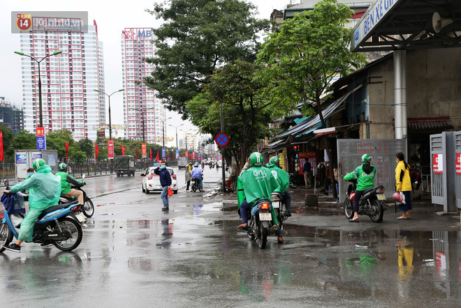 Tài xế xe ôm, taxi trong ngày đầu nới lỏng giãn cách xã hội tại Hà Nội: Hào hứng đi làm lại nhưng chờ từ sáng đến trưa chẳng có khách nào - Ảnh 4.