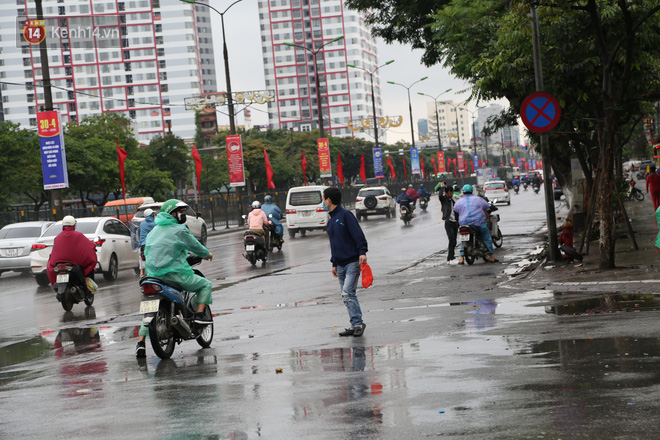 Tài xế xe ôm, taxi trong ngày đầu nới lỏng giãn cách xã hội tại Hà Nội: Hào hứng đi làm lại nhưng chờ từ sáng đến trưa chẳng có khách nào - Ảnh 5.