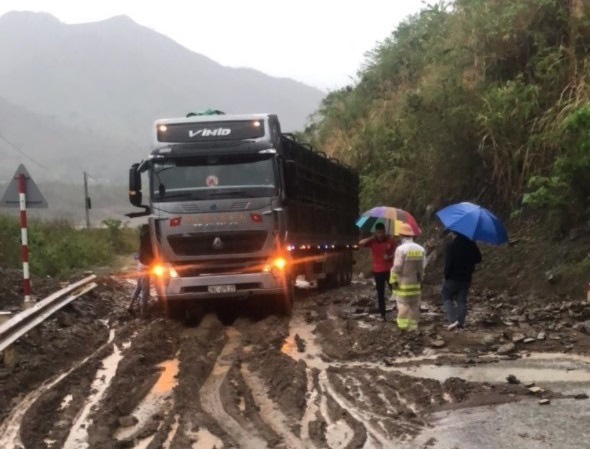 Công an tỉnh Sơn La giúp người dân khắc phục hậu quả mưa đá - Ảnh 2.