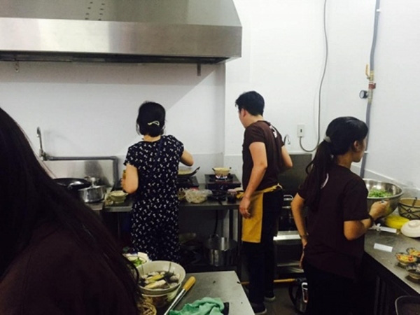 Vợ chồng Trường Giang, Nhã Phương đích thân đứng bếp, rửa chén, nhặt rau để phụ quán cơm - Ảnh 3.