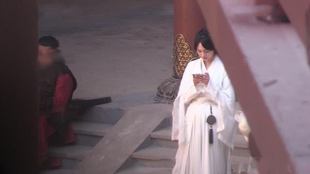 "Tân Thiến nữ u hồn": Lộ cảnh Trịnh Sảng làm đám cưới, cố mặc đồ rộng nhưng vẫn gầy đến mức mất hẳn vòng 1 - Ảnh 9.