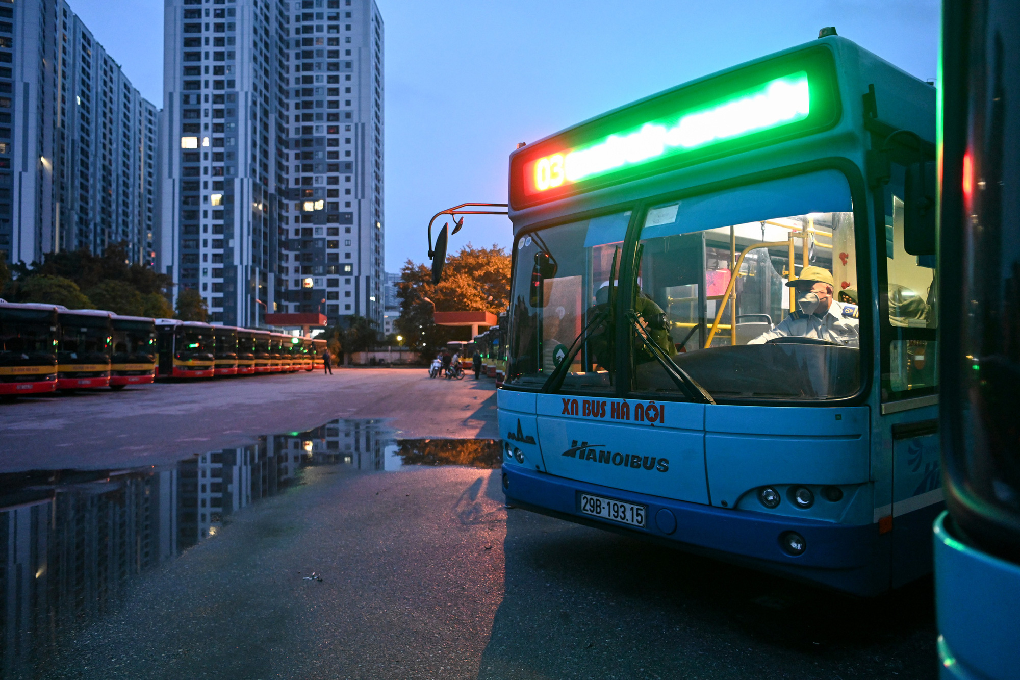 [ẢNH] Vẻ đẹp của gần 200 xe buýt tập kết về bến xếp hàng trong đêm - Ảnh 3.