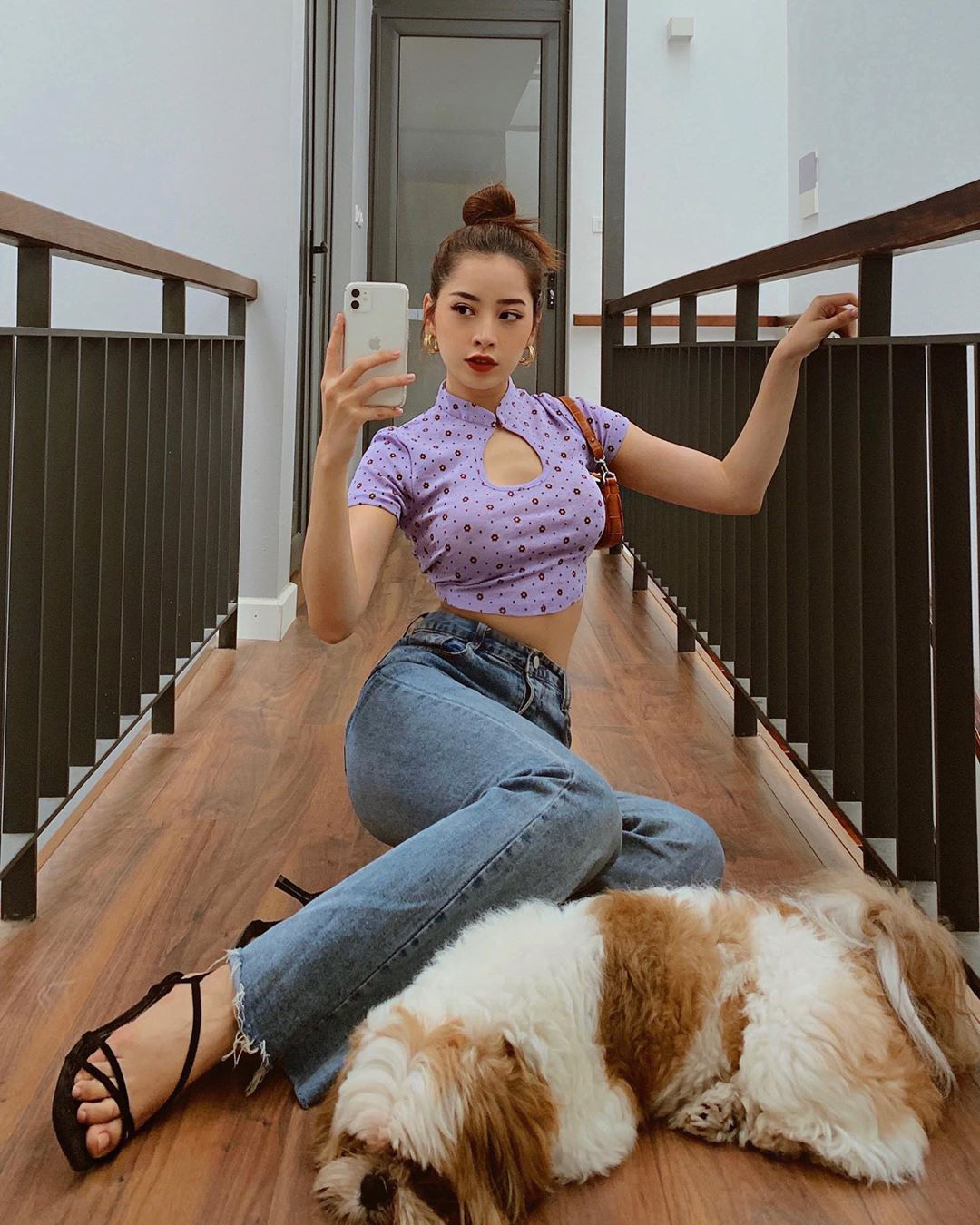 Chi Pu, Phương Ly đụng hàng làm các chị em có thêm kiểu áo crop top cổ xường xám sexy tôn dáng hết nút để “đu” theo - Ảnh 1.