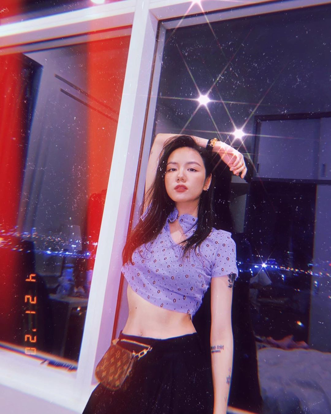 Chi Pu, Phương Ly đụng hàng làm các chị em có thêm kiểu áo crop top cổ xường xám sexy tôn dáng hết nút để “đu” theo - Ảnh 2.