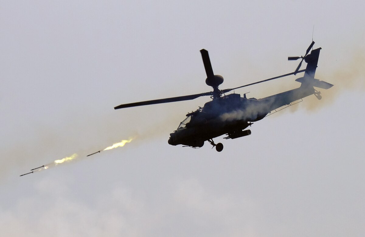 Trực thăng Apache và máy bay AC-130 Mỹ sẽ liên thủ tiêu diệt tàu chiến cao tốc Iran? - Ảnh 1. Trực thăng Apache và máy bay AC-130 Mỹ sẽ liên thủ tiêu diệt tàu chiến cao tốc Iran? - Ảnh 1.