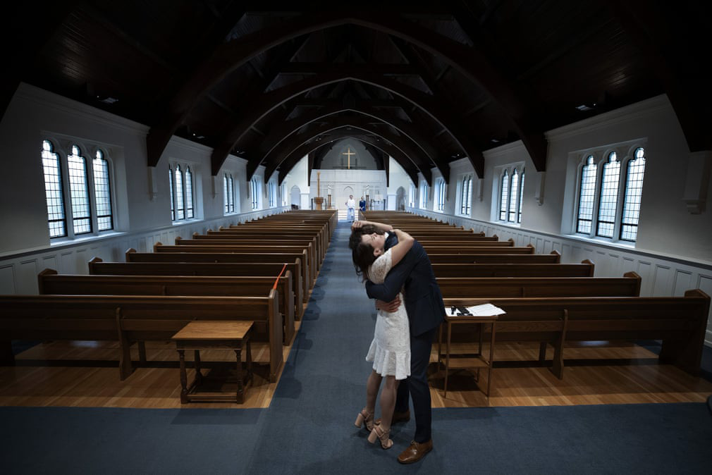 7 ngày qua ảnh: Cặp đôi ôm nhau sau lễ cưới trong nhà thờ trống vắng - Ảnh 2.
