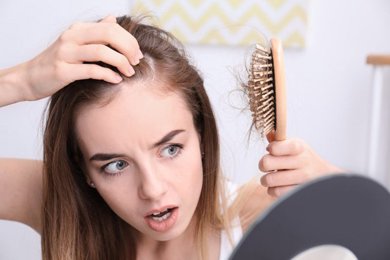 Chị em đua nhau cải thiện tóc hói, tóc rụng bằng Biotin, nhưng bác sĩ cảnh báo dùng cẩn thận nếu không da lên mụn chi chít - Ảnh 1. Chị em đua nhau cải thiện tóc hói, tóc rụng bằng Biotin, nhưng bác sĩ cảnh báo dùng cẩn thận nếu không da lên mụn chi chít - Ảnh 1.