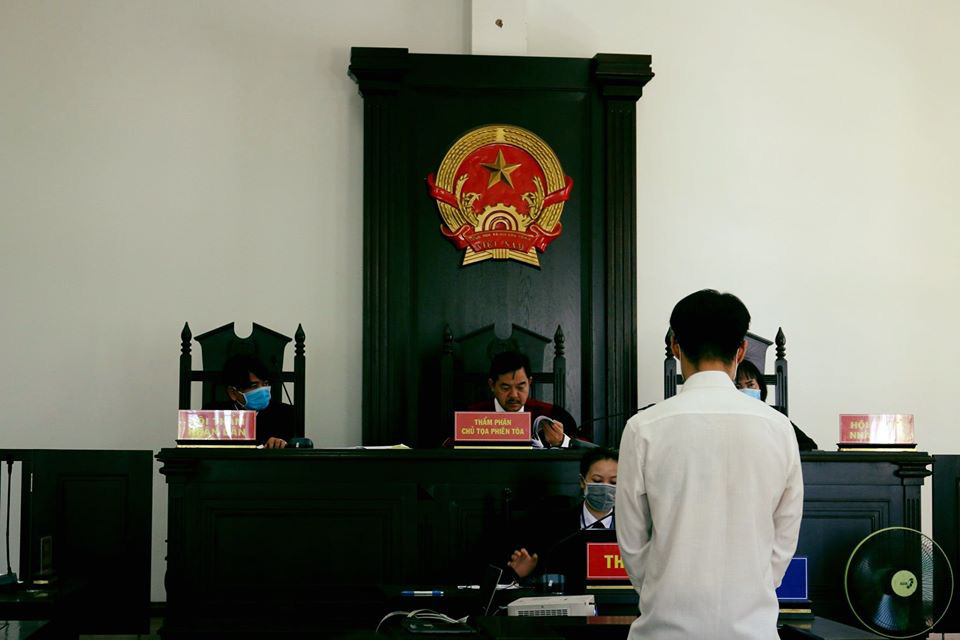 Nam thanh niên đánh bảo vệ vì bị nhắc nhở đeo khẩu trang lĩnh án - Ảnh 1. Nam thanh niên đánh bảo vệ vì bị nhắc nhở đeo khẩu trang lĩnh án - Ảnh 1.