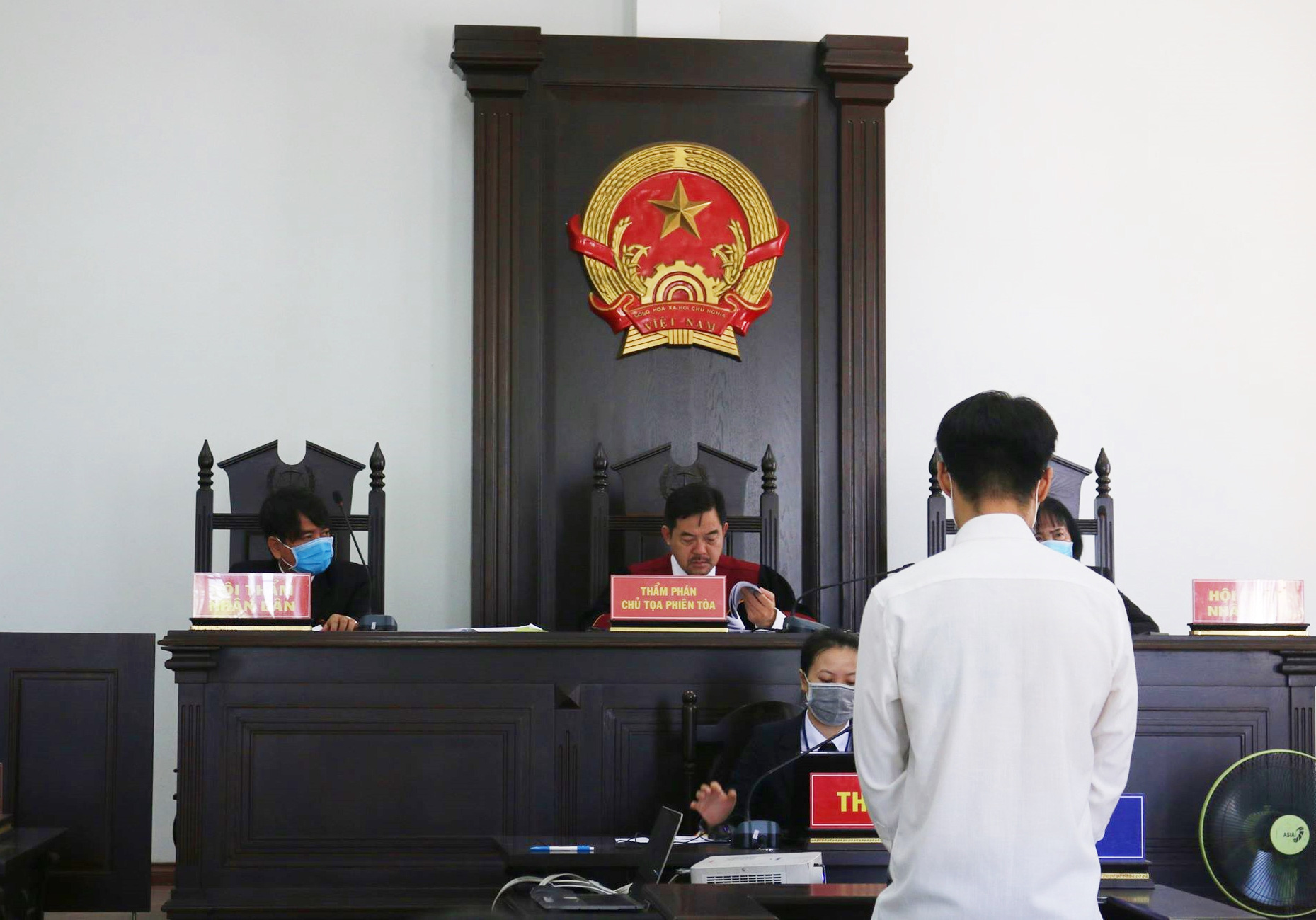 TP.HCM: Đánh bác bảo vệ khi được nhắc nhở đeo khẩu trang, nam thanh niên bị phạt 12 tháng cải tạo không giam giữ - Ảnh 1. TP.HCM: Đánh bác bảo vệ khi được nhắc nhở đeo khẩu trang, nam thanh niên bị phạt 12 tháng cải tạo không giam giữ - Ảnh 1.