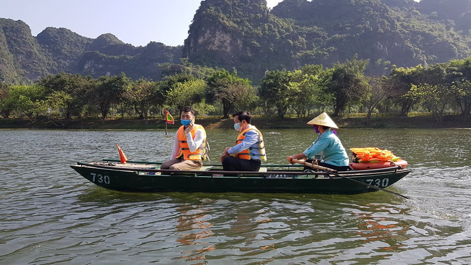 Du lịch Ninh Bình đã đón khách tham quan trở lại sau nhiều ngày đóng cửa các danh lam thắng cảnh  - Ảnh 5.