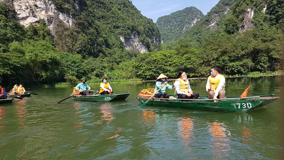 Du lịch Ninh Bình đã đón khách tham quan trở lại sau nhiều ngày đóng cửa các danh lam thắng cảnh  - Ảnh 4.