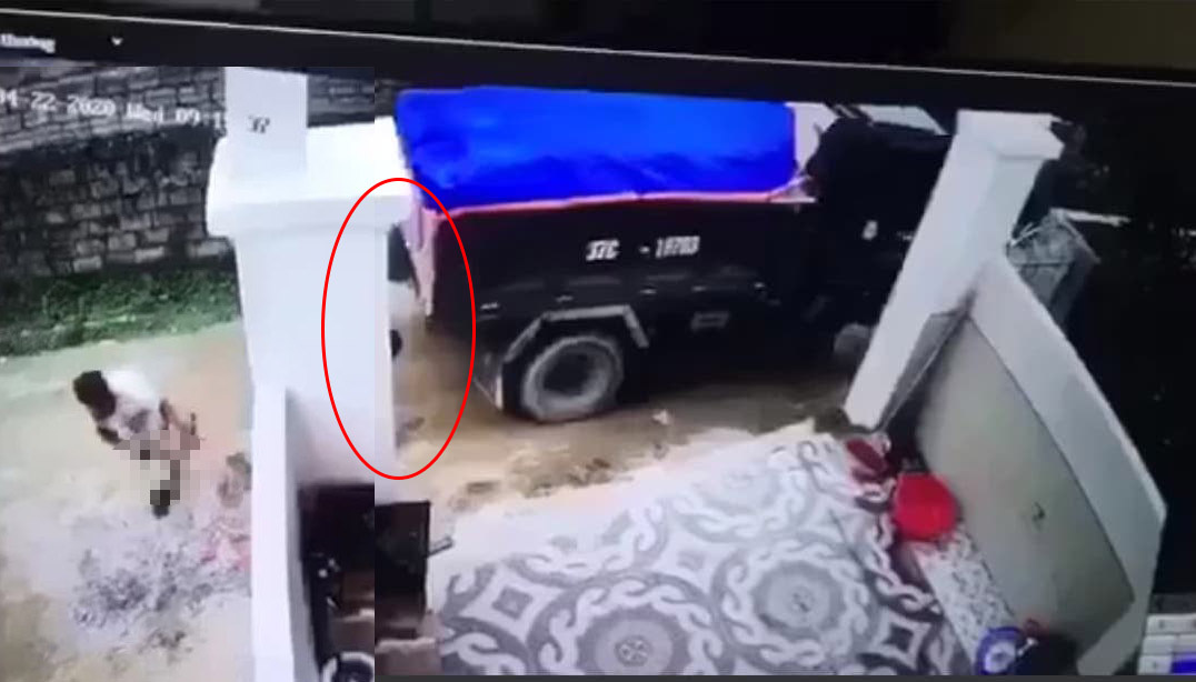 Khởi tố tài xế lùi xe cán chết bé trai rồi đem giấu xác - Ảnh 2. Khởi tố tài xế lùi xe cán chết bé trai rồi đem giấu xác - Ảnh 2.