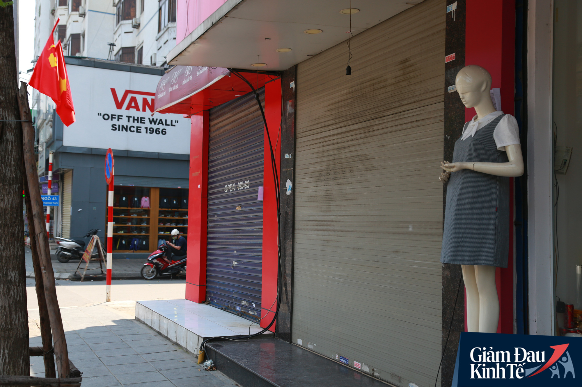 Loạt khu phố thời trang ở Hà Nội mở cửa trở lại, giảm giá sốc lên tới 80%  - Ảnh 9.
