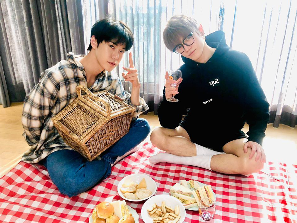 Hai nam idol nhà SM tự tổ chức picnic tại nhà vì dịch không được ra ngoài, fan “động lòng” giúp cho đi khắp thế gian luôn! - Ảnh 1.